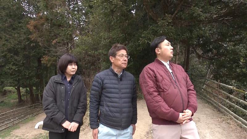クレーンが見える丘から眺める3人