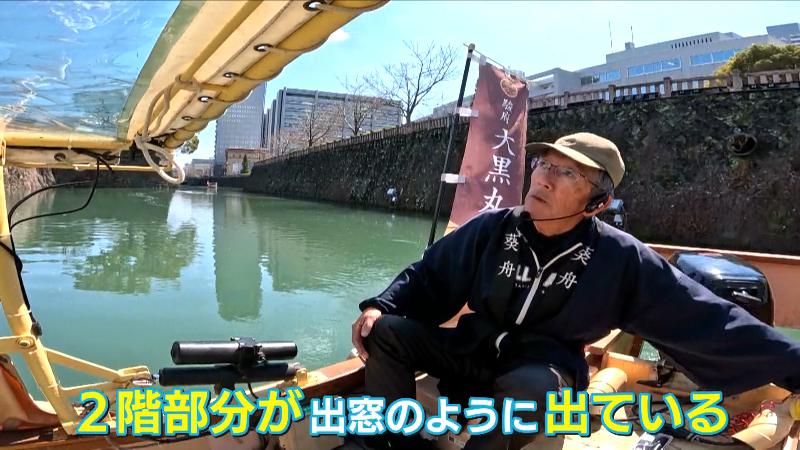 説明する船頭