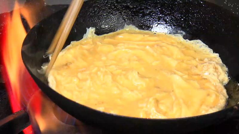 卵を調理する工程