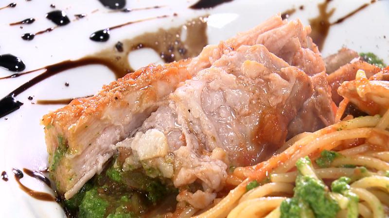 パスタに乗った三島スターポークの塊肉