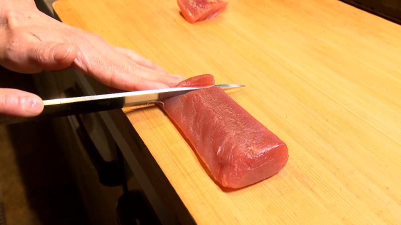 刺身を切る店主の手元