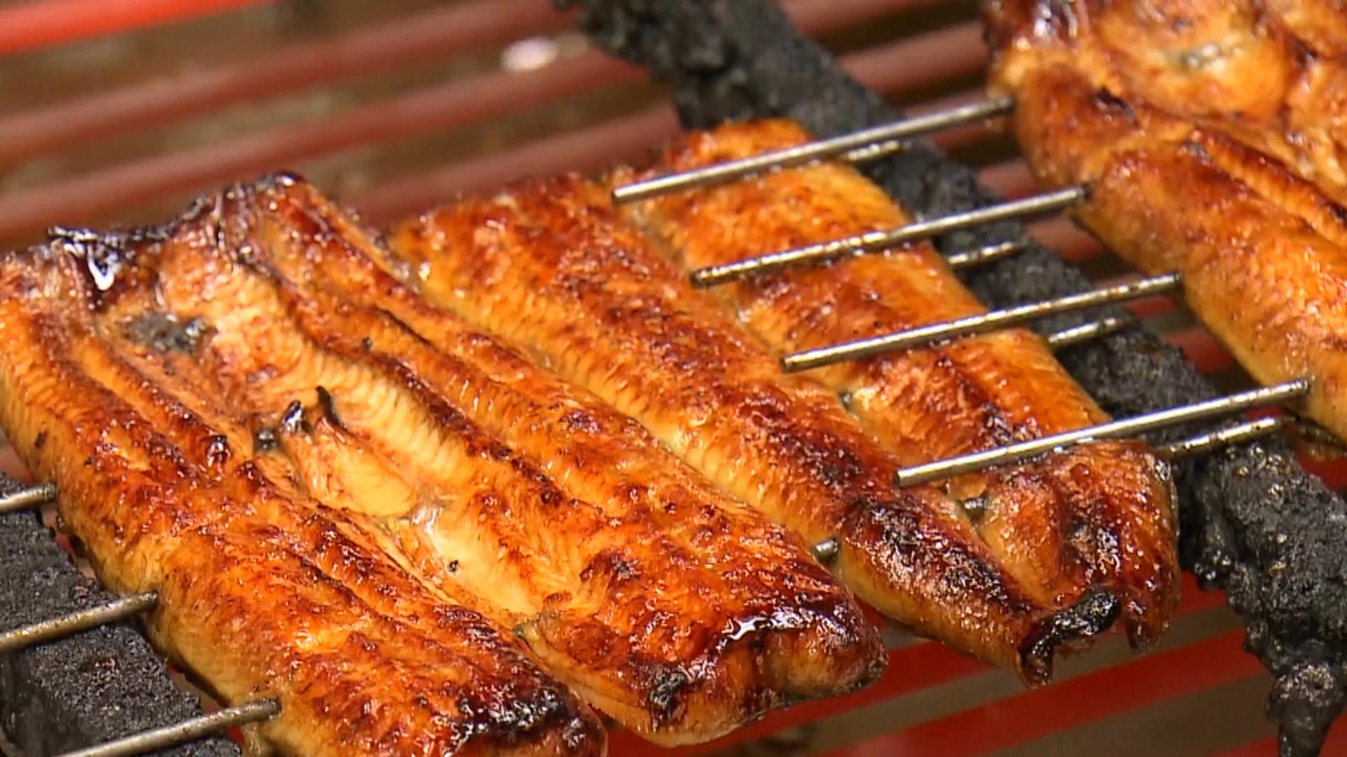 焼かれるうなぎ