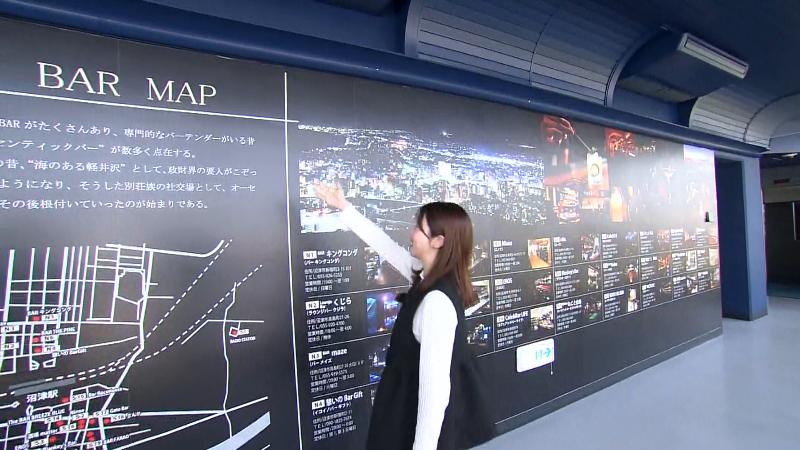 NUMAZU BAR MAPを見る大森アナウンサー