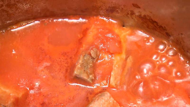 トマトソースで煮込んだ豚肉