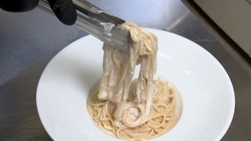 焦がしアンチョビ生姜クリームの盛り付け