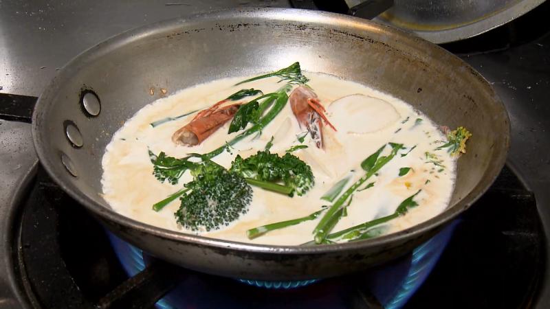 ソースに野菜のうま味を染み込ませる調理工程