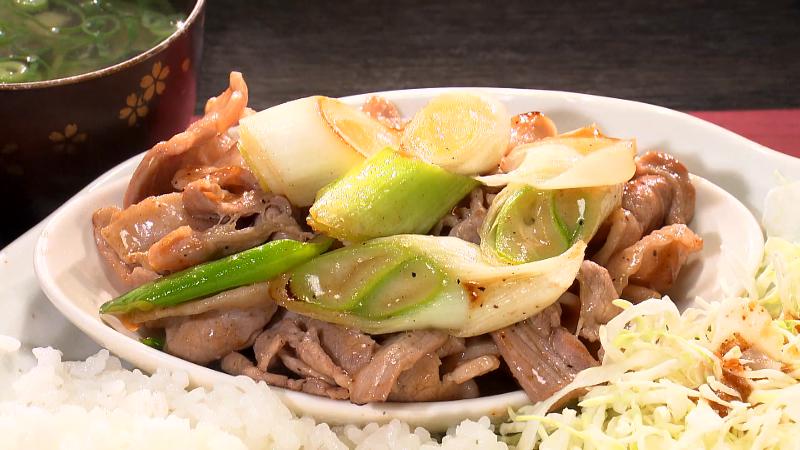 大きくカットされた白ネギが特徴的　ネギ塩焼き肉定食(950円)