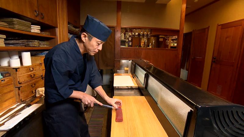 刺身を切る店主・仲村さん