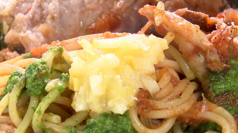 塩レモンを添えたパスタ
