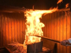 わら焼き　迫り来る炎