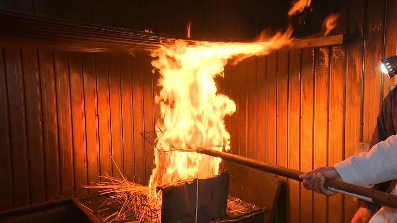 わら焼き　迫り来る炎