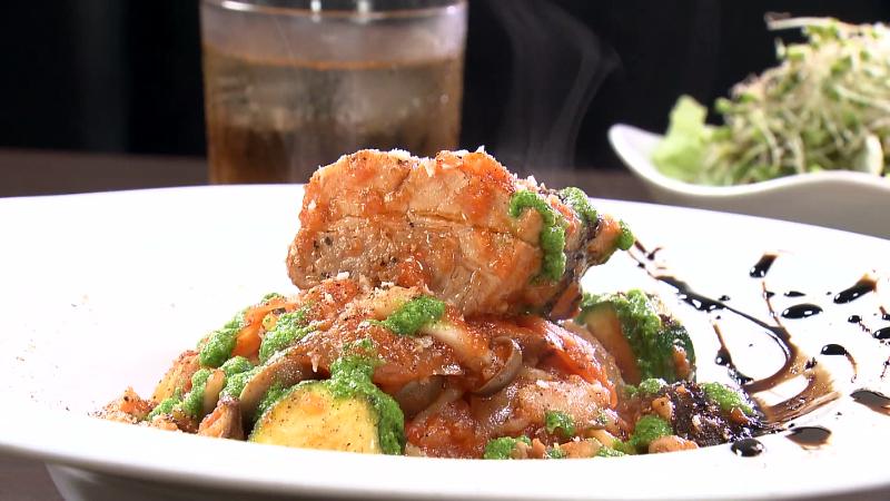 三島スターポークのトマト煮とクレソンピューレの２色パスタ(1980円)