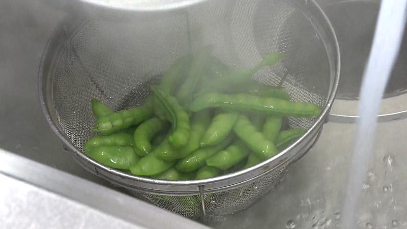 ザルにあげた砂糖えんどう