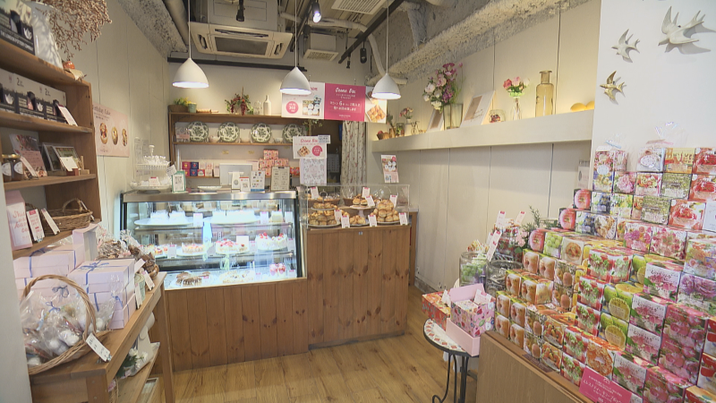 カラフルなティーBOXが積まれた店内