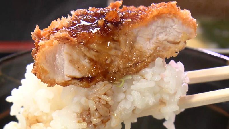 ご飯にのったトンカツ