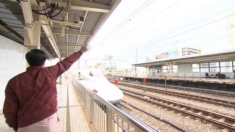 新幹線を見送るにむらあつとリポーター