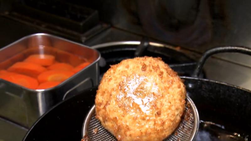 煮込む前に揚げる工程