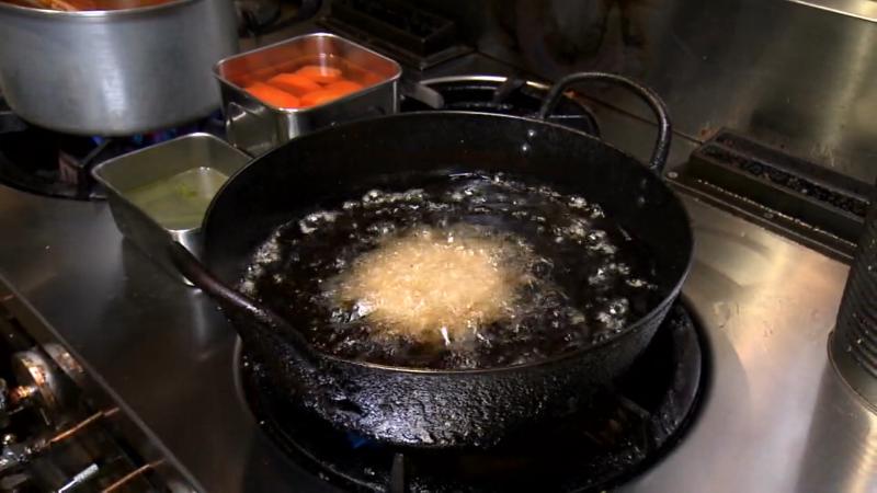 ハンバーグを最初に揚げる工程