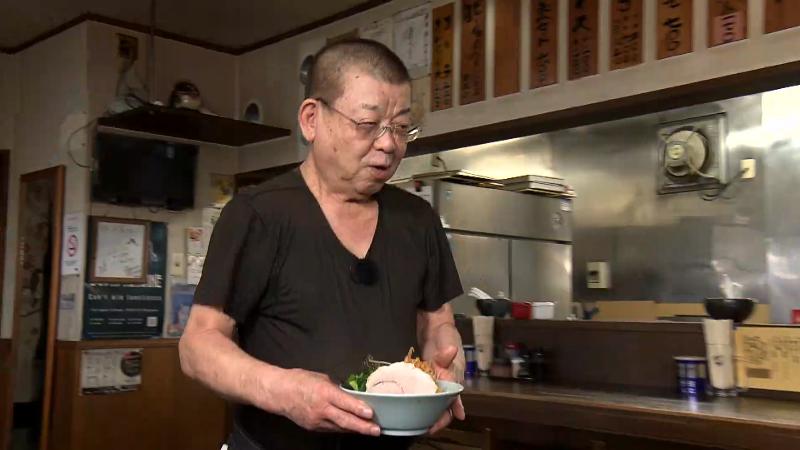 ネギラーメンを運ぶ店主