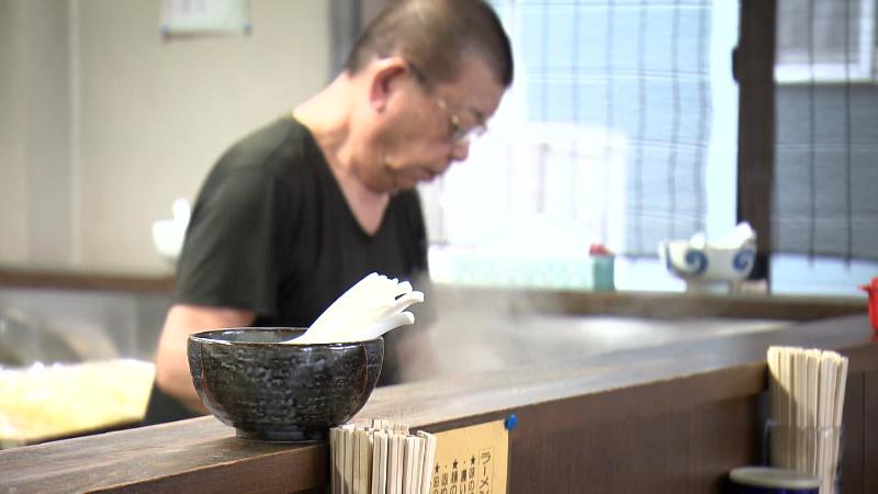 カウンター越しに店主の姿