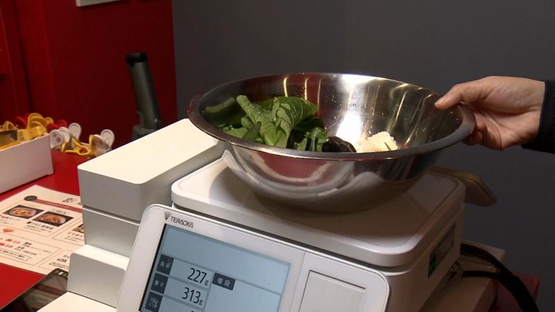 選んだ具材の重さを計る