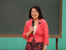 講演する住田弁護士