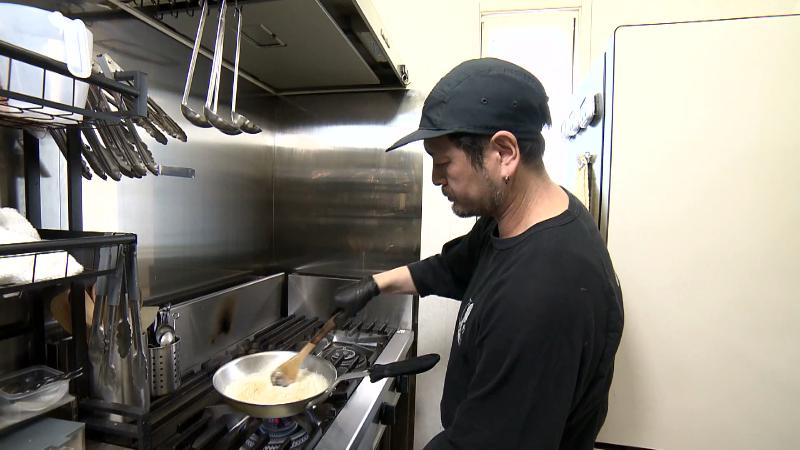 パスタとソースを絡めて少し煮詰める工程