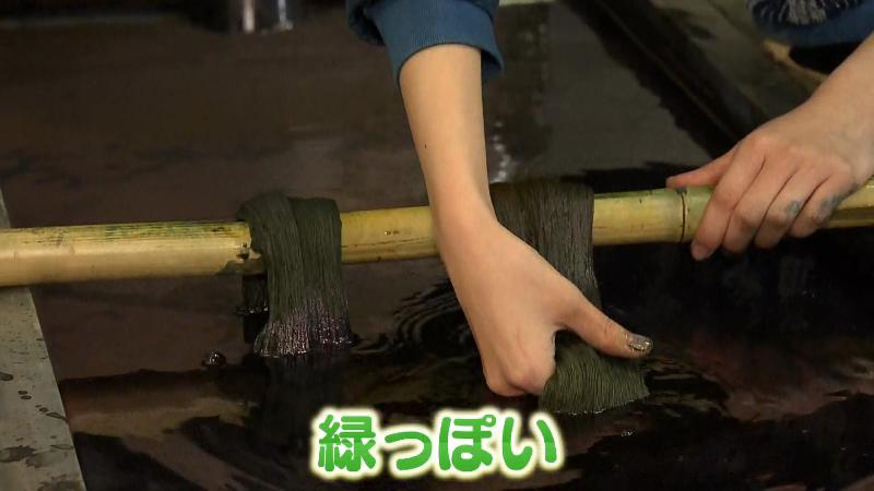 液に入れると緑っぽい色に