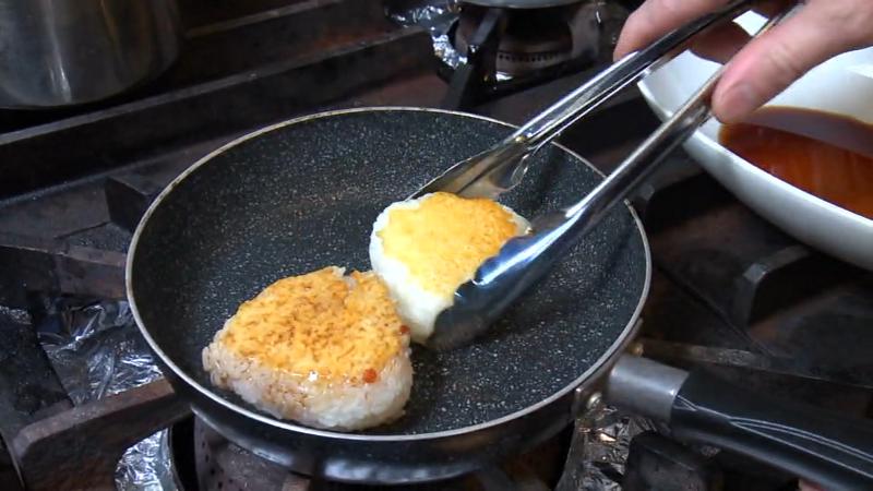 焼きおにぎりをフライパンで焼く