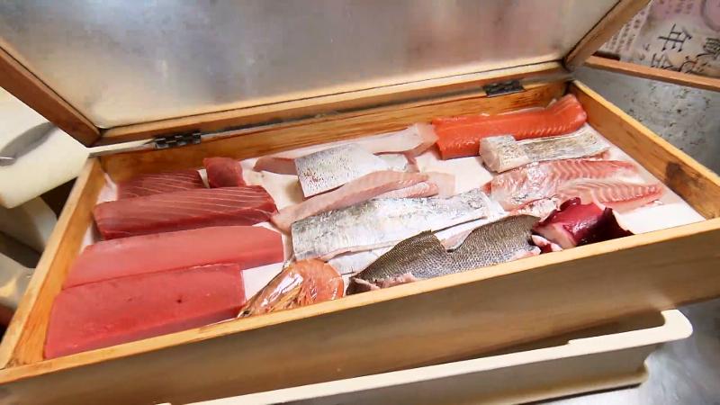 箱に入った刺身のネタ