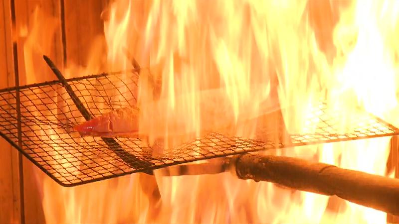 網の上で焼けるカツオ