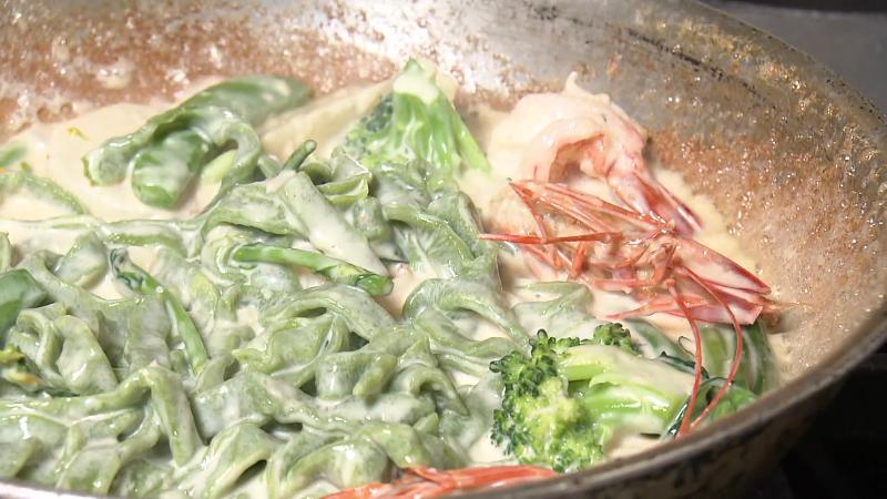 フライパンで麺とソースを合わせる調理工程