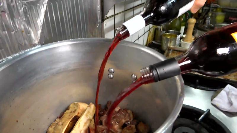 ソース作り　ワインをたっぷり入れる