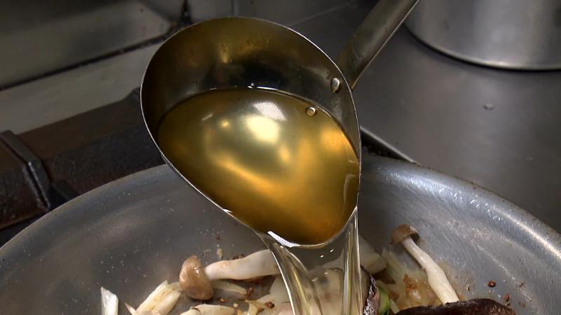 ソースにだし加える調理工程