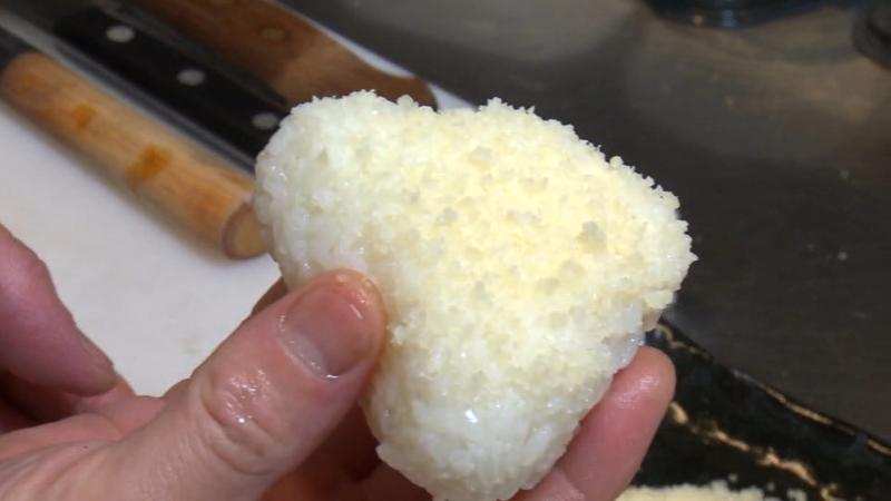 焼きおにぎりにパルミジャーノチーズ