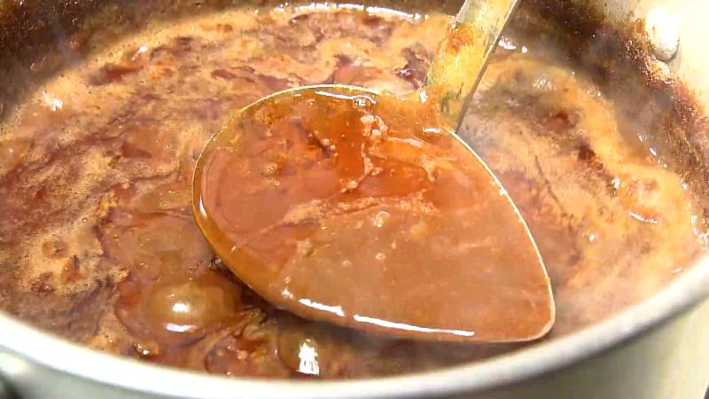 鍋で煮込まれた牛肉カレー