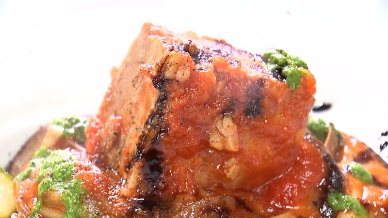 パスタにのった三島スターポークの塊肉