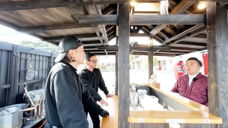 屋台にすわるにむらリポーター　兄弟の話を聞く