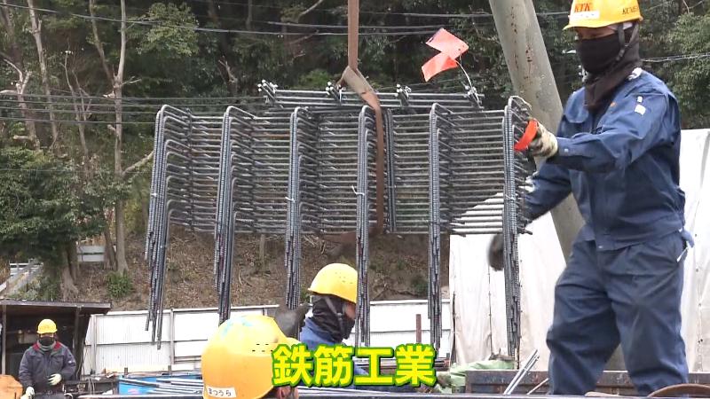 鉄筋を動かす作業