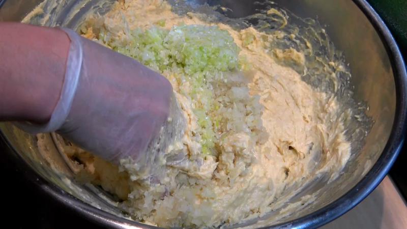 タマネギや白ネギを具材に混ぜ込む調理工程