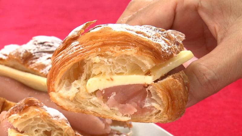 桜あんバタークロワッサンの断面