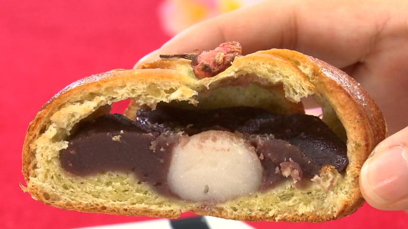 よもぎ香る桜あんぱんの断面