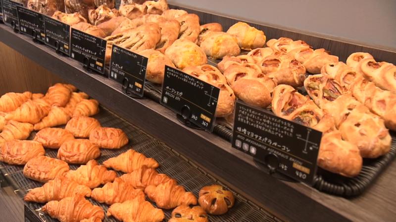 商品棚に並ぶパン