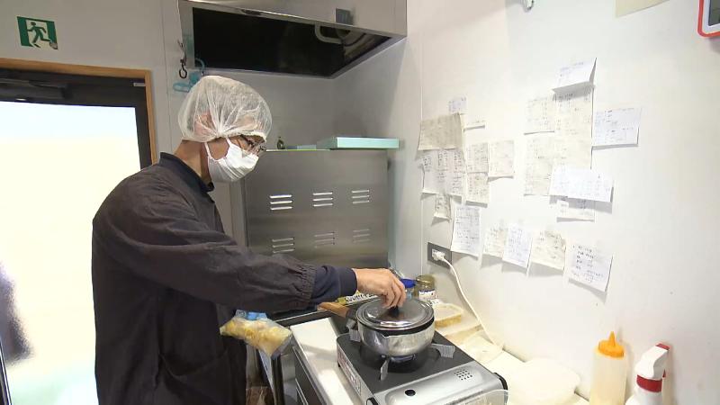 サンドイッチの具材を作る店主