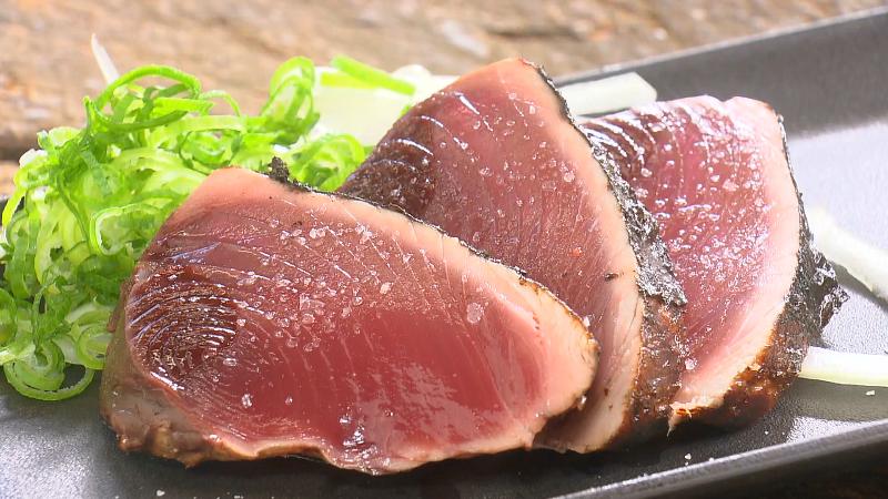 塩をふったカツオのわら焼き　