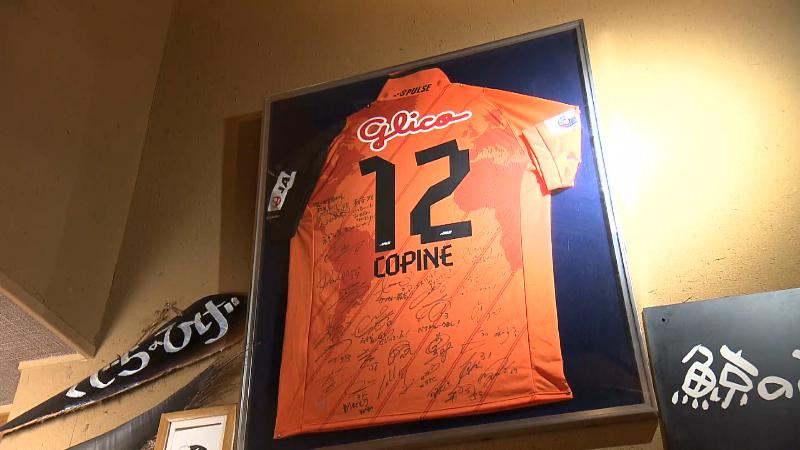 選手のサインが書かれたユニホーム