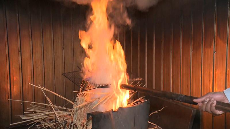 わら焼き　立ち上る炎