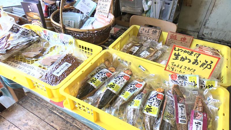 店頭に並ぶいろいろなカツオ商品