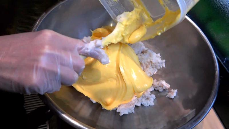 具材に混ぜ込むマヨネーズ風のベース