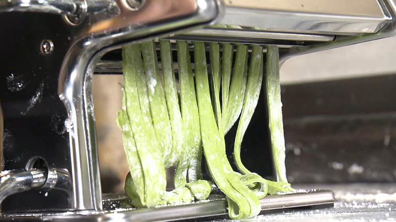 ホウレンソウのパスタを成形する工程